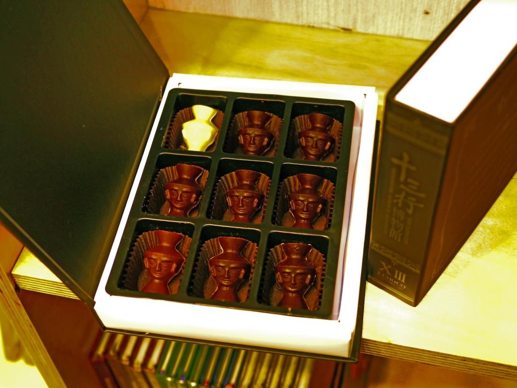 초콜릿 선물 박스(사람 얼굴 문양 옹기 모양)